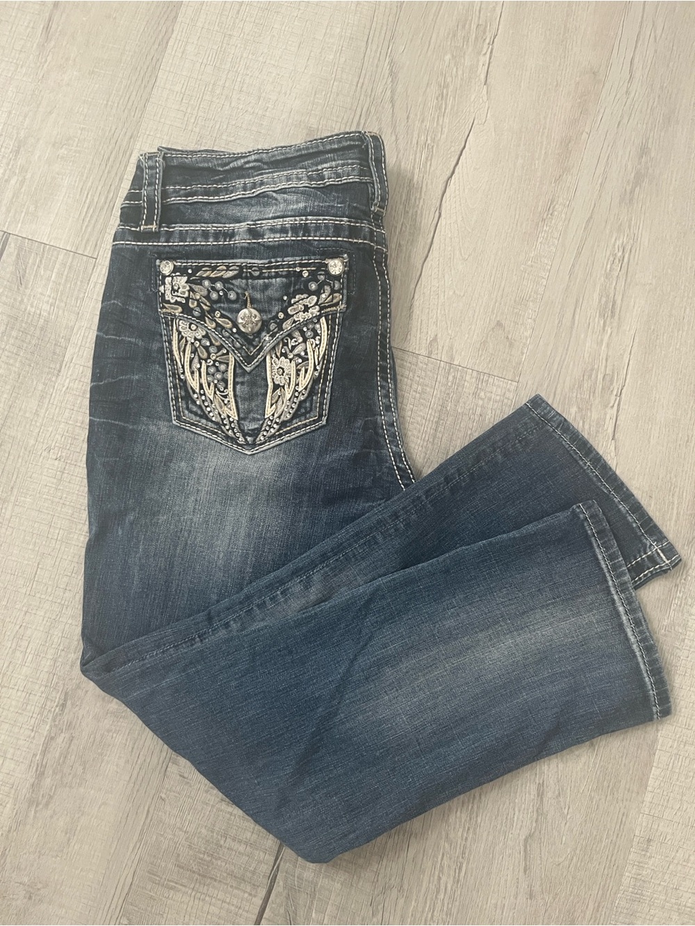 Miss Me Capri Jeans Size 29 Medium Wash Angel Wing Rhinestone Embroidered Pocket